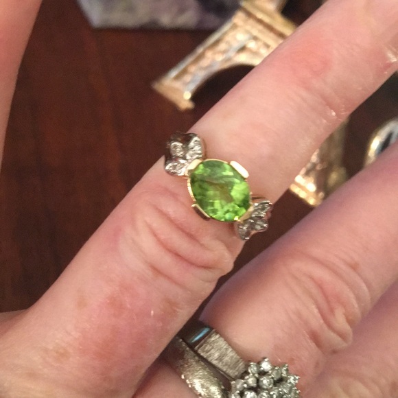 10k Gold diamond & Peridot ring w/appraisal - Picture 4 of 12
